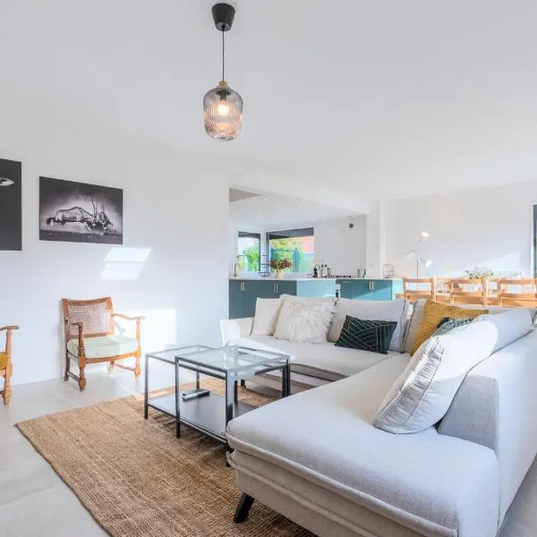 Beautiful 4 bedroom house with parking and garden – hotel w mieście Wasquehal