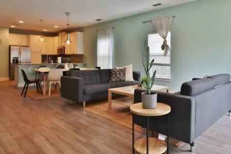 Spacious 4 BR Beach Retreat - Blocks From Beach, hotel en Jacksonville Beach