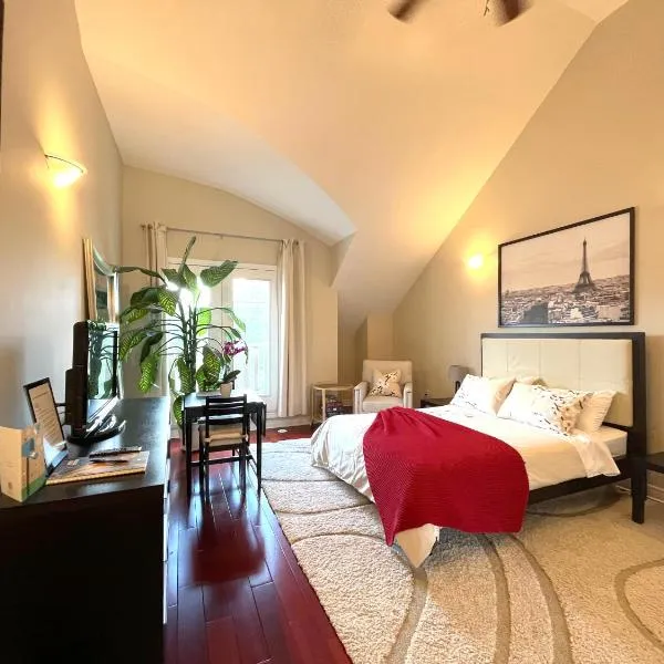 Stunning Rooms in Townhouse across the Beach, hotel in Toronto