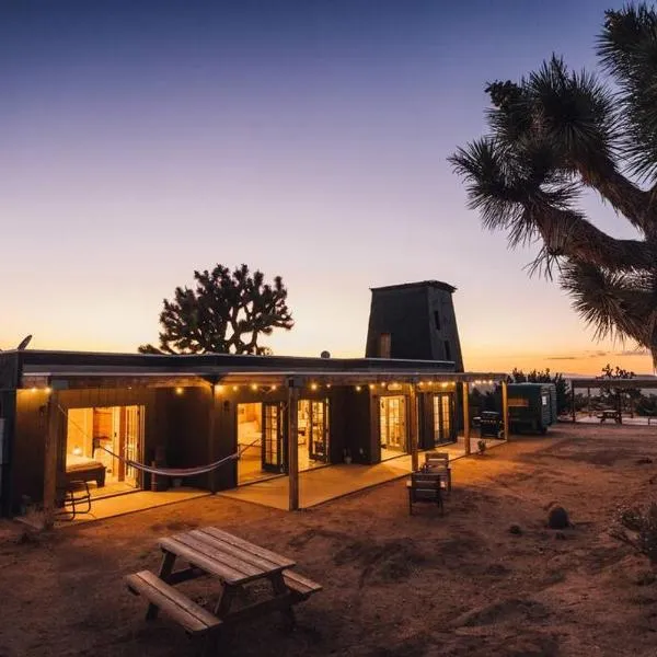Joshua Tree Hidden Tower * Views - Landmark, hotel v destinaci Yucca Valley