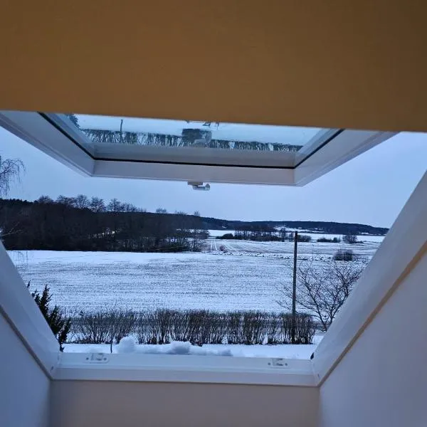 Attic floor with views over fields and sea، فندق في سيغتونا