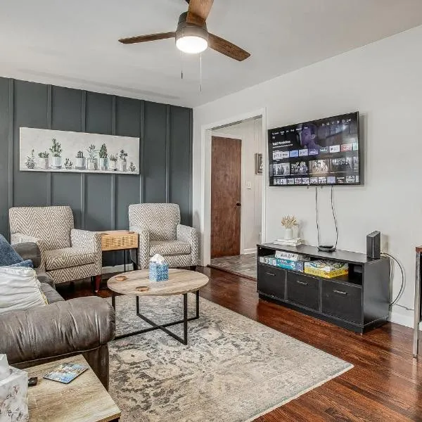 Chic Home with Huge Grassy Yard 7 mins to Arrowhead Stadium, hotel in Independence
