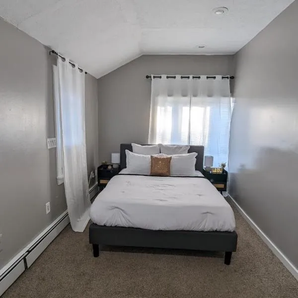 Private, Spacious & Comfy 1 bedroom Entire Suite With Separate Entry & Free Parking, hotel in Holbrook