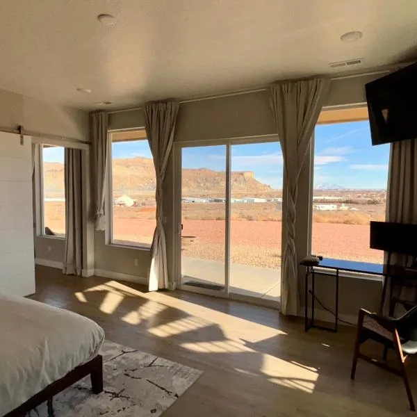 Page Arizona border town- Crimson Suite, Desert Canyon Getaway with views, hotelli kohteessa Big Water
