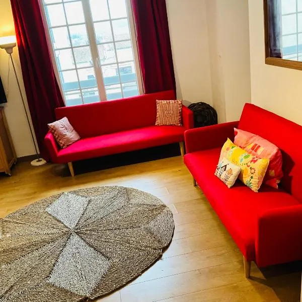No 14 , 15 meters plein centre Mirepoix apartment Très Calme Netflix ,Terrace Sleeps 4 70 m2, hôtel à Mirepoix
