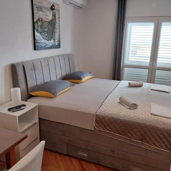 Apartments Rose Loboja、マカルスカのホテル