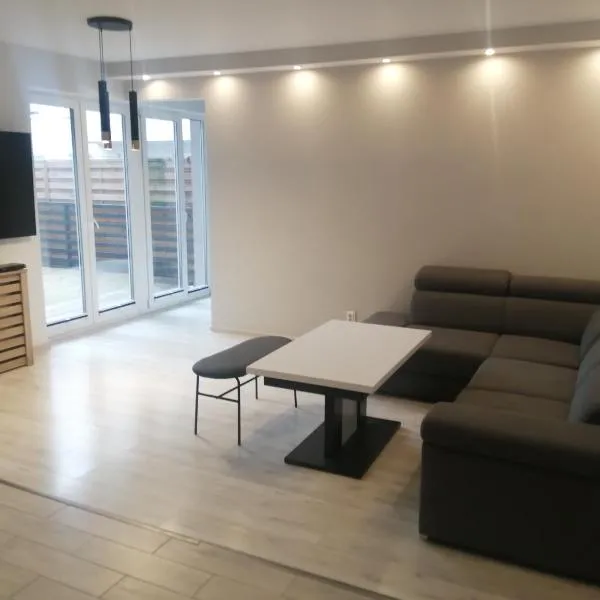 Nowoczesny apartament z dużym tarasem, 2 pokoje, hotel em Szczecinek