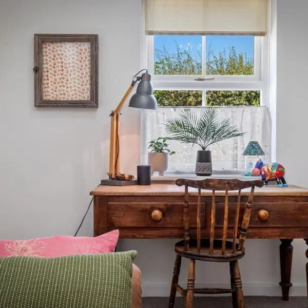 Luxury three bedroom coastal cottage, hotel in Cardigan