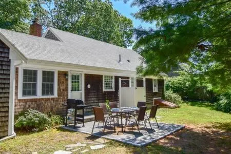 A C 3 Min Walk to Beach on Long Pond, hotel in Yarmouth
