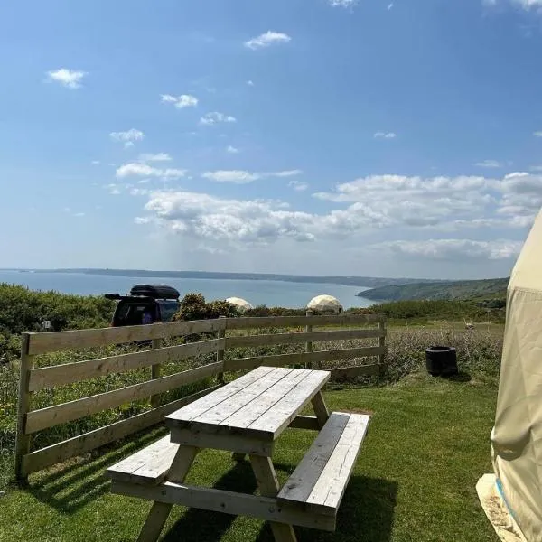 Geodome Glamping with sea views near Pendine, hotel v destinaci Pendine
