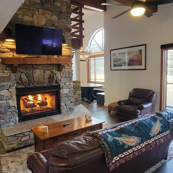 Lakefront Mountain Retreat, hotel in June Lake