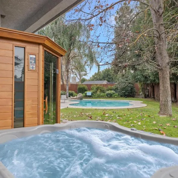 Home oasis with sauna, jacuzzi, pool & heated gazebo!, hotel in Clovis