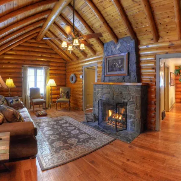 Historic Log Cabin #14 at Horse Creek Resort, hotel v destinácii Silver City