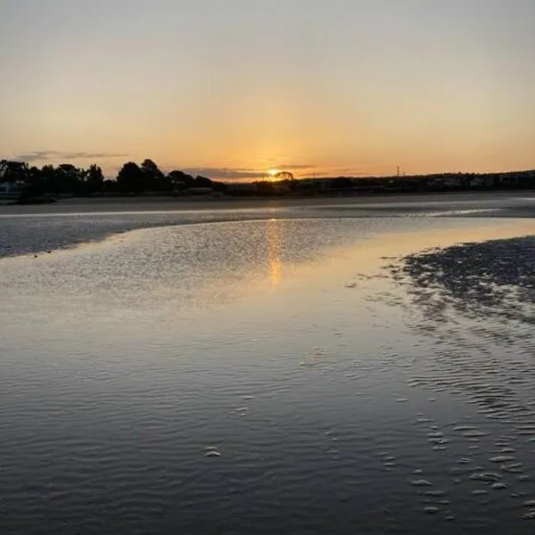 Shore beats working, hotel a Port Sorell