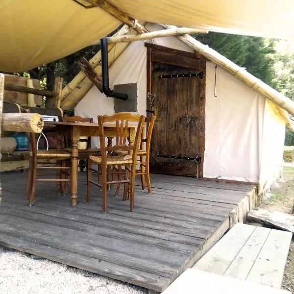 Tente Trappeur Ada, Au jardin de la Vouivre, hotel em Gigny-sur-Saône