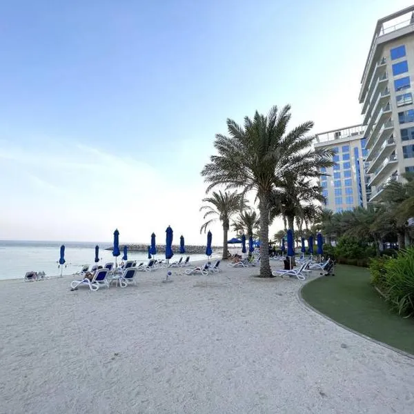 Sea-View Studio with Beach Access, hotel sa Ar Rafā‘ah