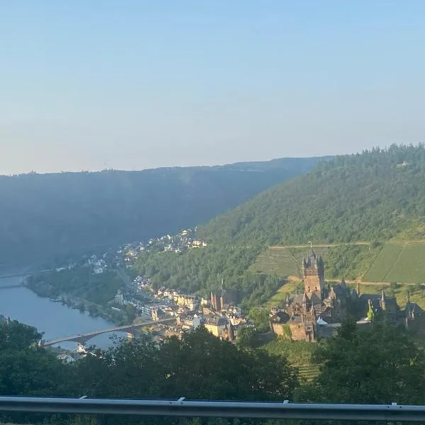 Pension mit Moselblick, hotel v destinaci Klotten