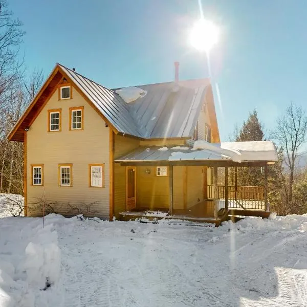 Light-filled Retreat in Mad River Valley, hotel in North Fayston