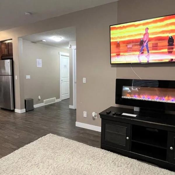 Spacious Private Cozy Walkout Entire Suite Close to Airport, Downtown, Shops, Stampede & Rocky Mountains with many Amenities in Panorama Hills NW - 4 Can Sleep, hotel v destinácii Calgary
