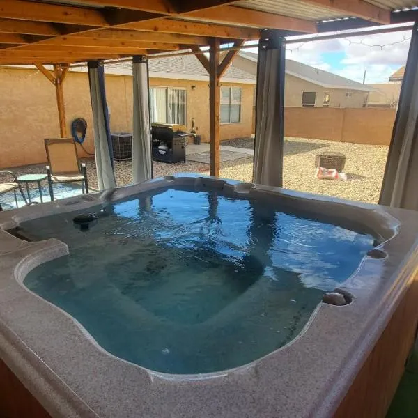 I Deal Lake Powell Home 3BR, Jacuzzi, BBQ, Firepit, hotel v destinaci Page