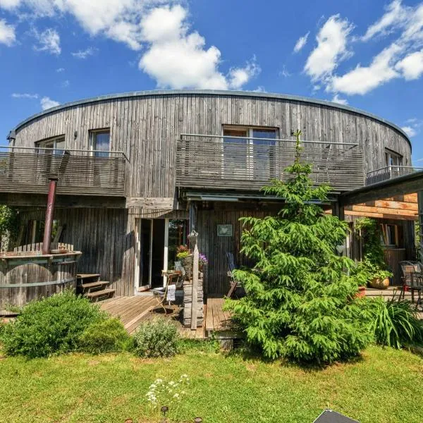 Ferienhaus Dornstetten: Sonniges Design Haus: Kamin, Sauna, Hot Pot, Zaun, hotel in Dornstetten