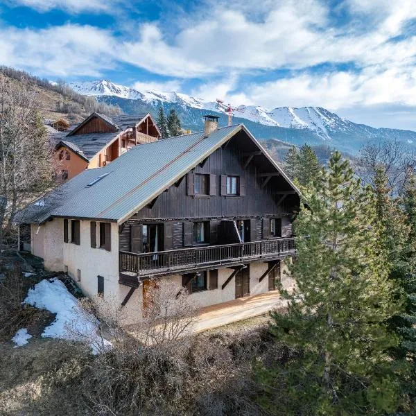 Grand Appartement dans Chalet Serre Chevalier à 8 minutes des pistes, hotel in Saint-Chaffrey