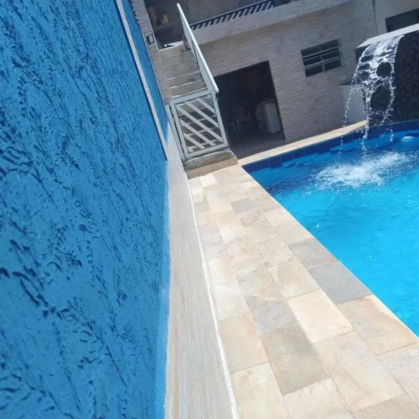 Linda casa Edícula "fundos do terreno" com piscina, hotel in Itanhaém