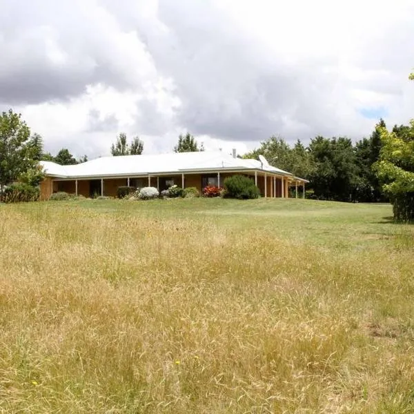 Topsys Corner - large rural house near Orange、Shadforthのホテル