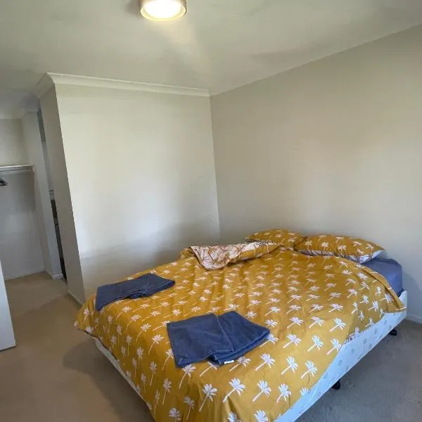 Elegant master bedroom with private bathroom, hotel in Point Cook