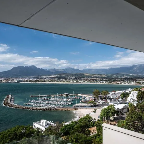 'Ocean Views', Modern, Spacious Home, 3 En-suite Bedrooms, hotel i Cape Town