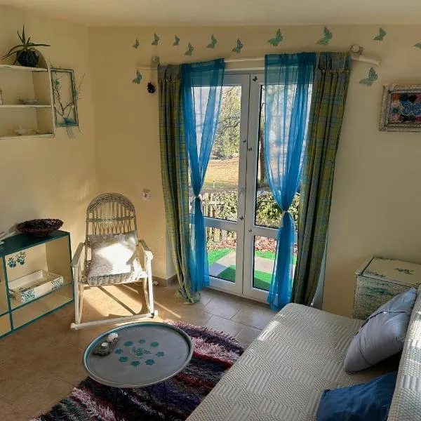 Chata se zahradou v Liberci、リベレツのホテル