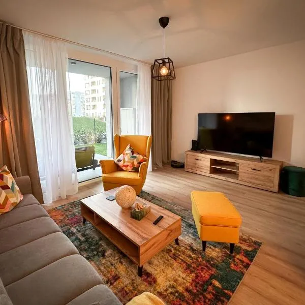 Quiet Apartment with Garden and Free Parking, hotel en Veľké Šúrovce