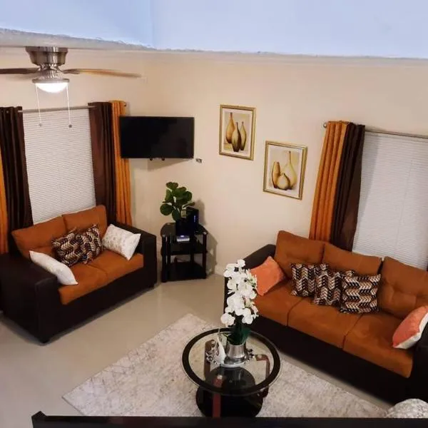 5 Min from Dunn River Fall 2 Bedroom Townhome Pool Balcony, hotell i Mammee Bay