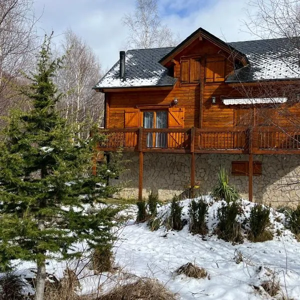 Chalet bois au coeur des Pyrénées ariégeoises, hotel in Porta