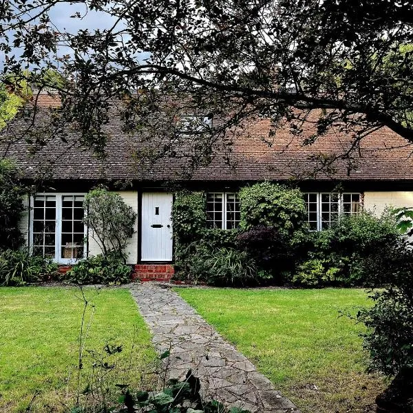 Picturesque 5 Bed Cottage Lingfield, Surrey, hotelli kohteessa Felbridge