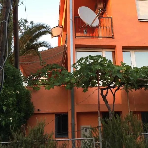 Holiday home Orange family apartments, hôtel à Utjeha-Bušat