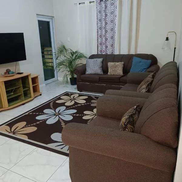 Lovely 2 BedRoom c̅ Netflix across National Stadium Kingston, hotel in Kingston