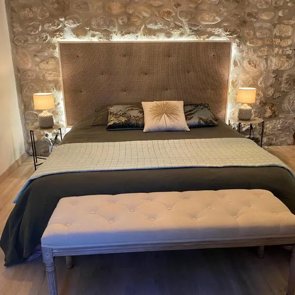Le Bruit de l'eau (Chambre Boudoir) – hotel w mieście Labeaume