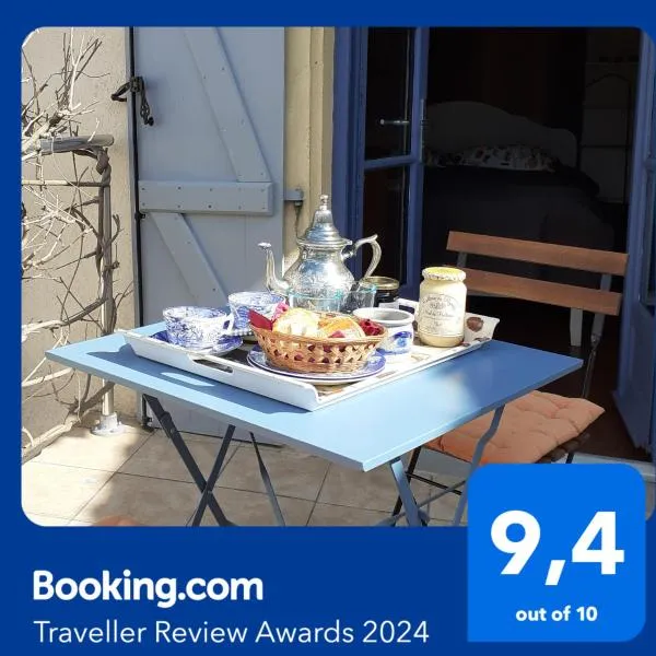 Les volets bleus, hotel v destinaci Charlieu