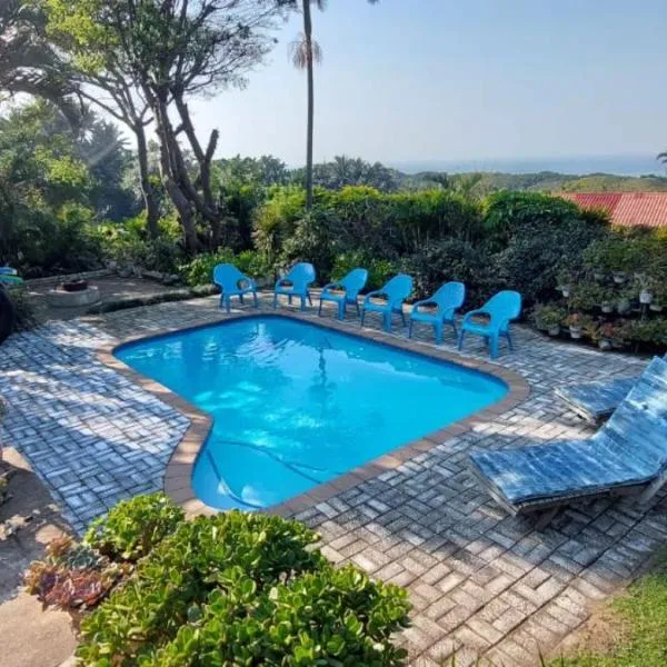 Magnificent 10 sleeper beach cottage SeaShells, hotel in Port Shepstone