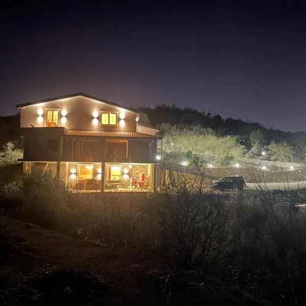 Qyteza Guest House & Camping, hotel v destinaci Renc