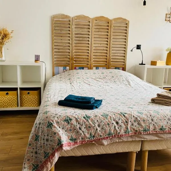 Studio au calme avec terrasse - hauteurs de Rouen – hotel w mieście Bihorel