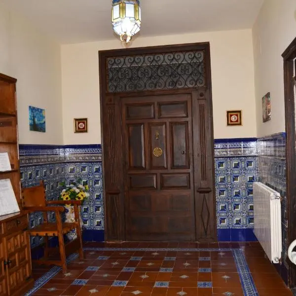 La Antigua, casa céntrica, amplio patio y barbacoa, hotel in Enguídanos