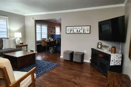 Large Cozy House Near NexusPark Air Hockey, khách sạn ở Columbus