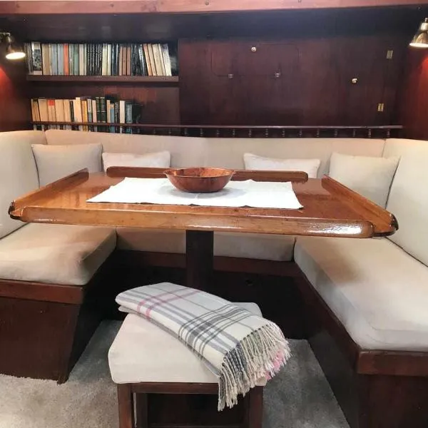 Marina Oasis, Your Boatel – hotel w mieście Puerto Calero