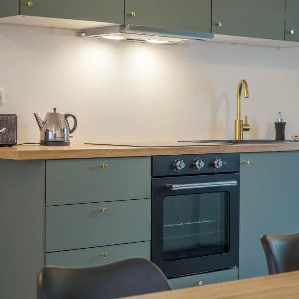 Maison calme et familiale avec cour, 3 chambres, 3 salles de bains à 10 min à pied de la gare, hotel a Orléans