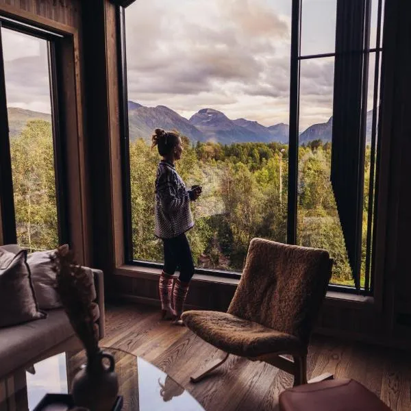 Luxury Nordic Suite with Private Sauna and Panoramic Mountain Views, hotel in Stranda