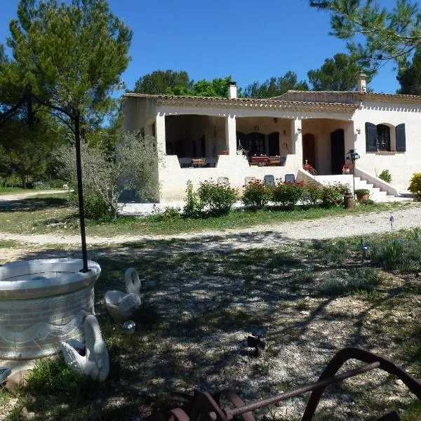 Chambre d'hôtes La Pinede, hotelli kohteessa Lambesc