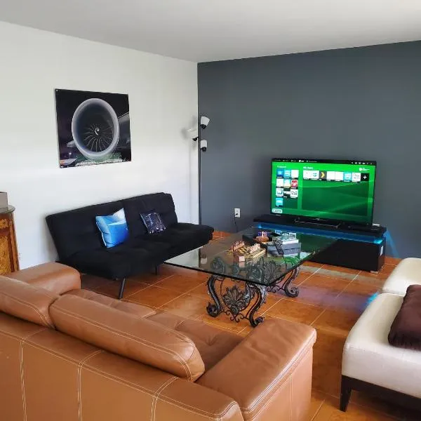Cozy family home in quiet area, nice garden views., hotel v destinaci Tamiami