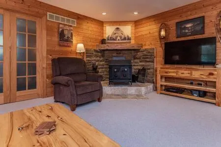 Coastal Haven Lake Superior w Fire Pit, khách sạn ở Paradise